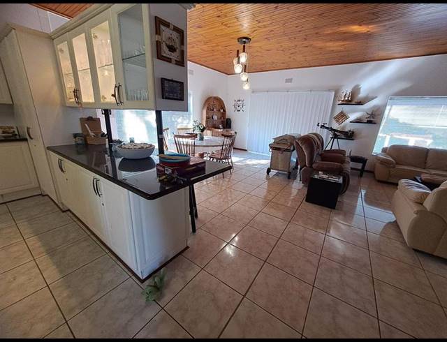 4 BEDROOM HOUSE FOR SALE IN MARGATE BEACH